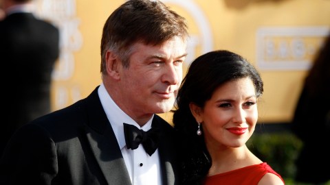 Alec Baldwin posando en una alfombra roja.