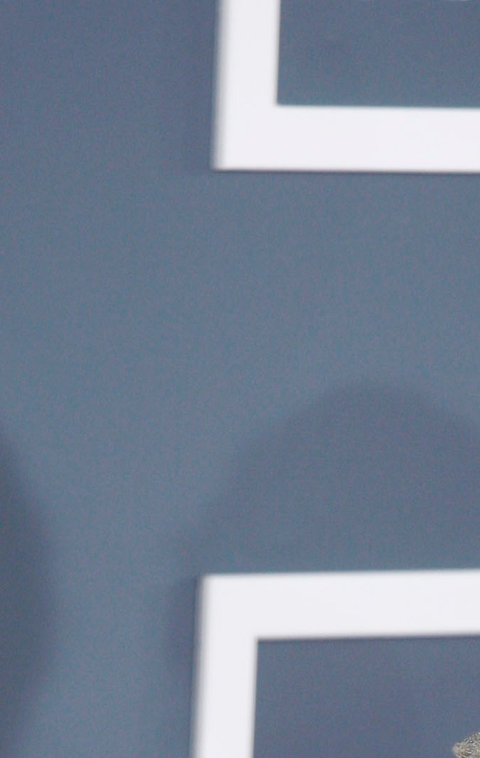 Taylor Swift posando en una alfombra roja.