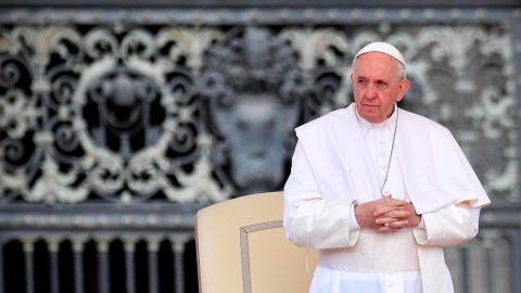 Francisco ha defendido a Fiducia Supplicans en varias ocasiones, resaltando que se bendice a los individuos.