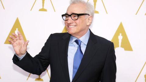 Martin Scorsese posando en una alfombra roja.