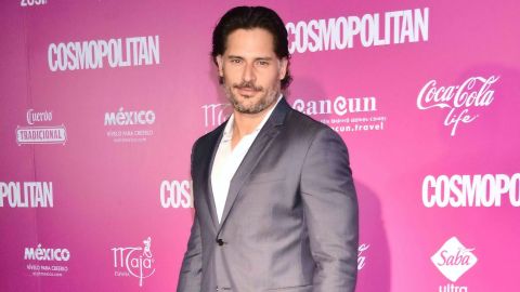 Joe Manganiello posando en una alfombra roja.