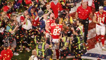 Jugadores de Kansas City Chiefs celebran el bicampeonato de la NFL tras vencer a San Francisco 49ers en el Super Bowl LVIII.