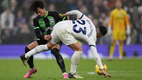 El japonés Kaoru Mitoma disputa un balón con Pedro Porro en un partido entre el Brighton and Hove Albion's y el Tottenham Hotspur.