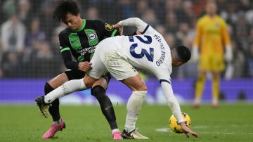El japonés Kaoru Mitoma disputa un balón con Pedro Porro en un partido entre el Brighton and Hove Albion's y el Tottenham Hotspur.