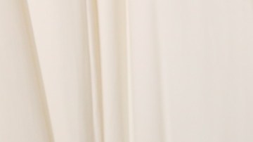 Kim Kardashian y Kanye West posando juntos.