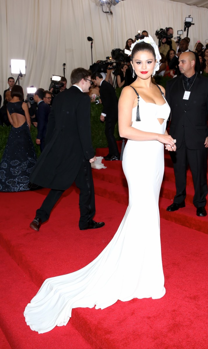 Selena Gómez posando en una alfombra roja.