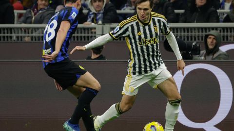 Federico Chiesa (d) encara a Bejamin Pavard durante el partido entre la Juventus y el Inter Milan.