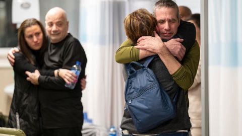 Los dos rehenes rescatados hoy por las fuerzas israelíes en Rafah, sur de la Franja de Gaza, los argentinos-israelíes.