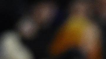Pep Guardiola (D) le da instrucciones al delantero del Manchester City Erling Haaland.