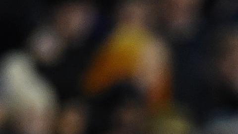 Pep Guardiola (D) le da instrucciones al delantero del Manchester City Erling Haaland.