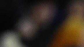 Pep Guardiola (D) le da instrucciones al delantero del Manchester City Erling Haaland.