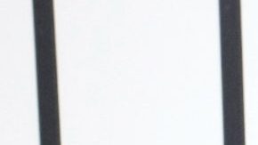 Selena Gómez posando en una alfombra roja.