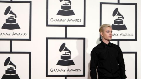 Justin Bieber posando en una alfombra roja.