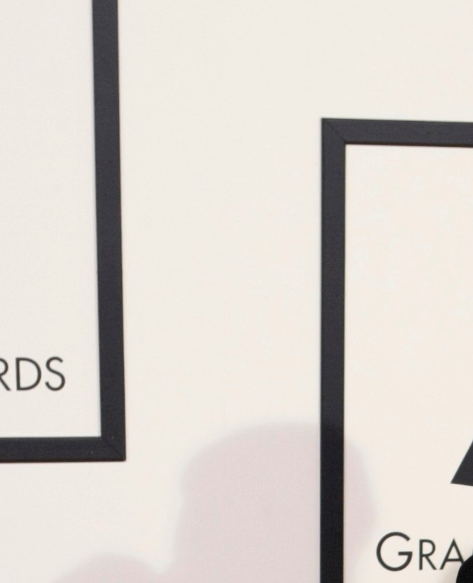 Justin Bieber posando en una alfombra roja.