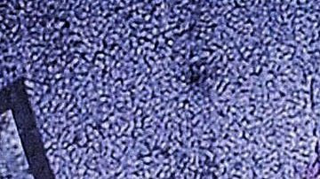 Ben Affleck posando en una alfombra roja.