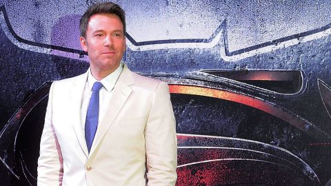 Ben Affleck posando en una alfombra roja.