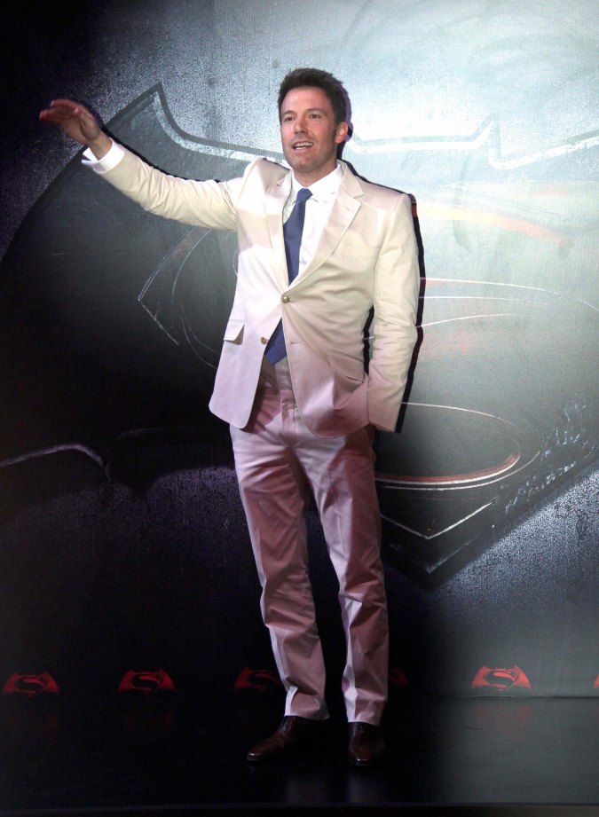Ben Affleck posando en una alfombra roja.