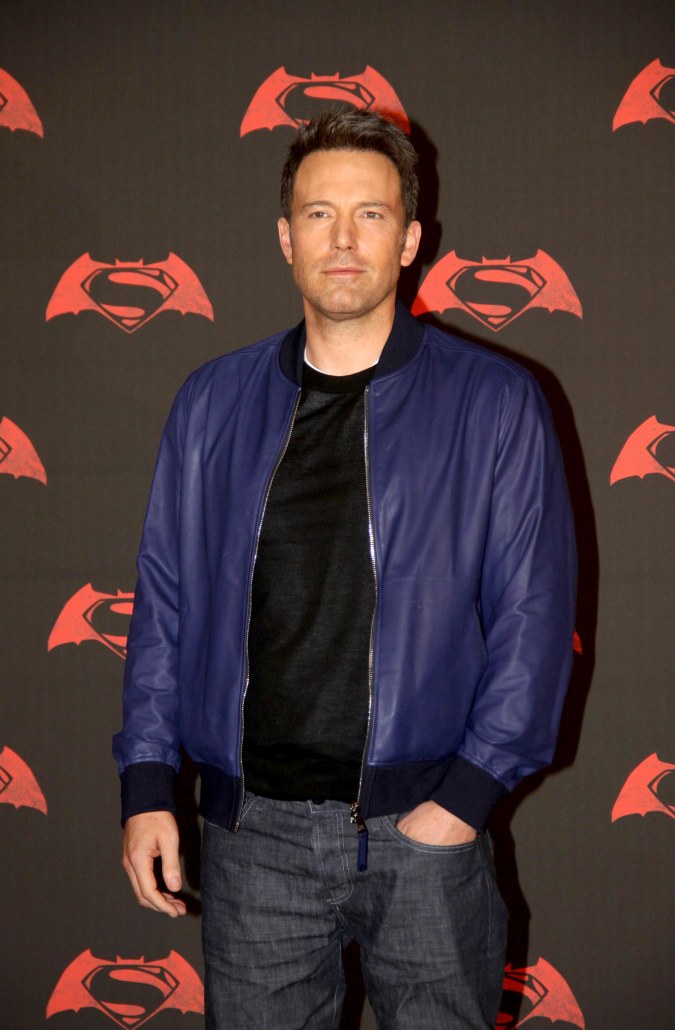 Ben Affleck posando en una alfombra roja.