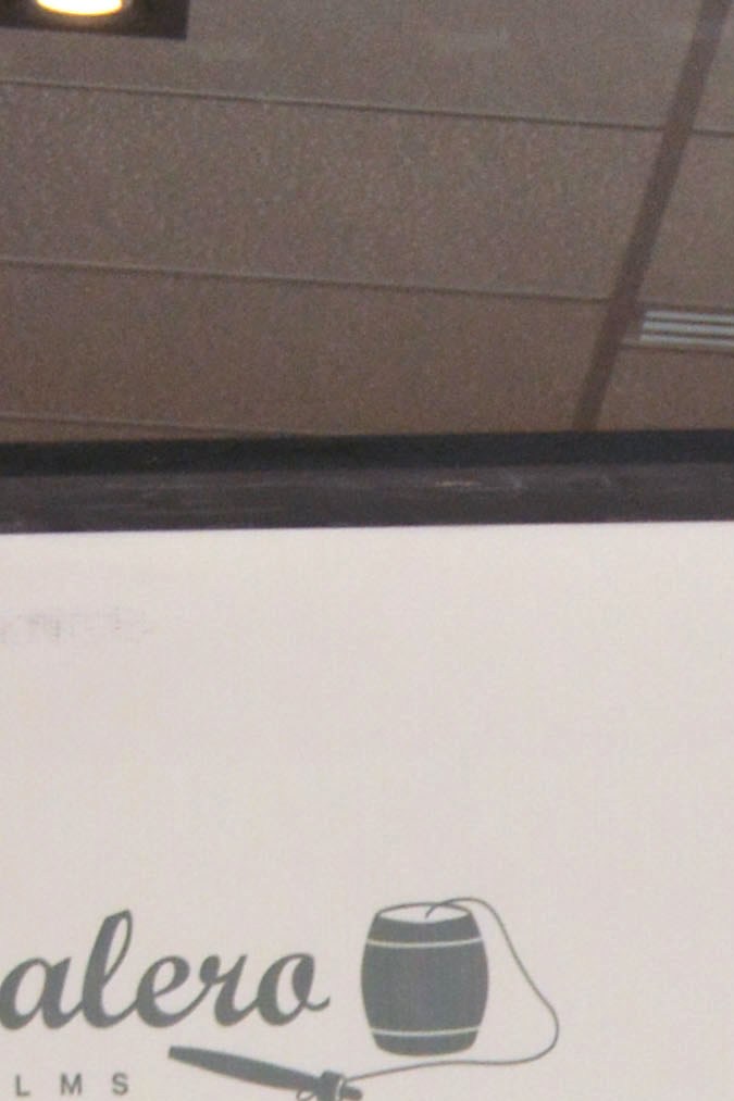 Melissa Barrera posando en una alfombra roja.