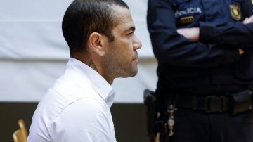 Dani Alves durante el juicio que inició este lunes en un juzgado de Barcelona, España.