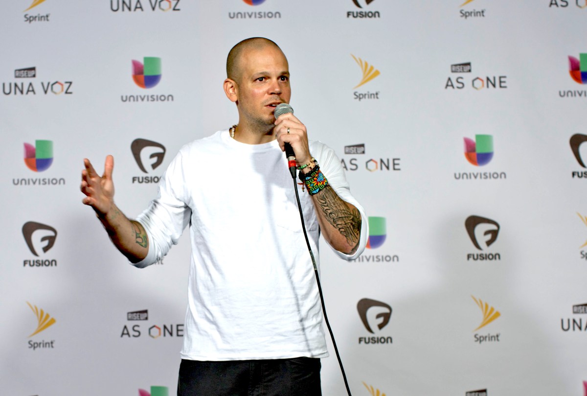 Residente actuando en un show.