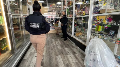 Operativo en tienda ilegal de marihuana en NYC.