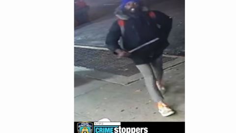 Sospechoso de atacar a mujer con un bate en NYC.