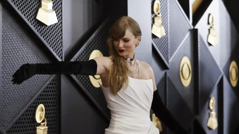 Taylor Swift a su llegada a los premios Grammy 2024.