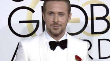 Ryan Gosling posando en una alfombra roja.