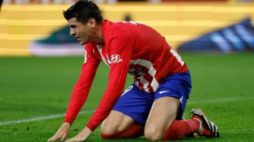 Morata se lamenta tras sufrir la lesión de rodilla.