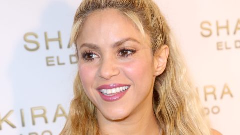Shakira posando en una alfombra roja.