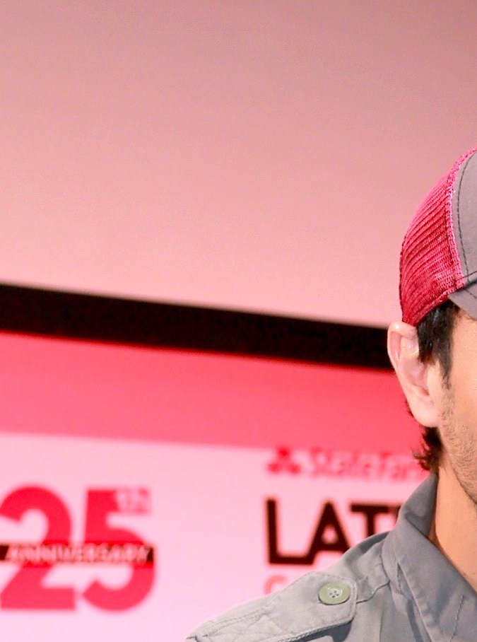 Enrique Iglesias actuando en un evento.