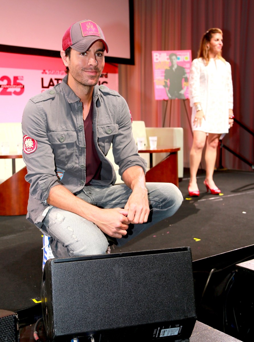 Enrique Iglesias actuando en un evento.