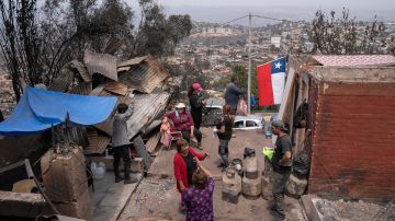 Suben a 99 los muertos en los devastadores incendios de Valparaíso