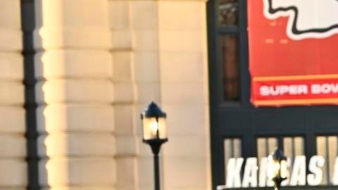 El alcalde de Kansas City, Quinton Lucas, aseguró que este tipo de tragedias ocurren debido a la libre portación de armas.