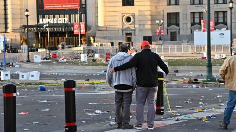 El alcalde de Kansas City, Quinton Lucas, aseguró que este tipo de tragedias ocurren debido a la libre portación de armas.