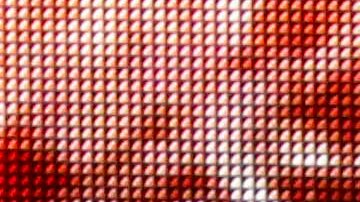 Thalía actuando en un show en vivo.