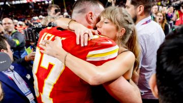 Travis Kelce y Taylor Swift se funden en un abrazo luego del triunfo de Kansas City Chiefs en el Super Bowl LVIII.
