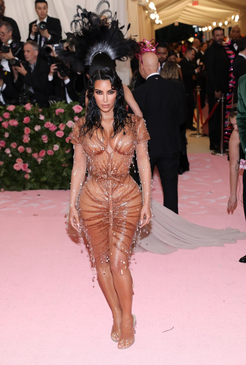 Kim Kardashian posando en un evento.