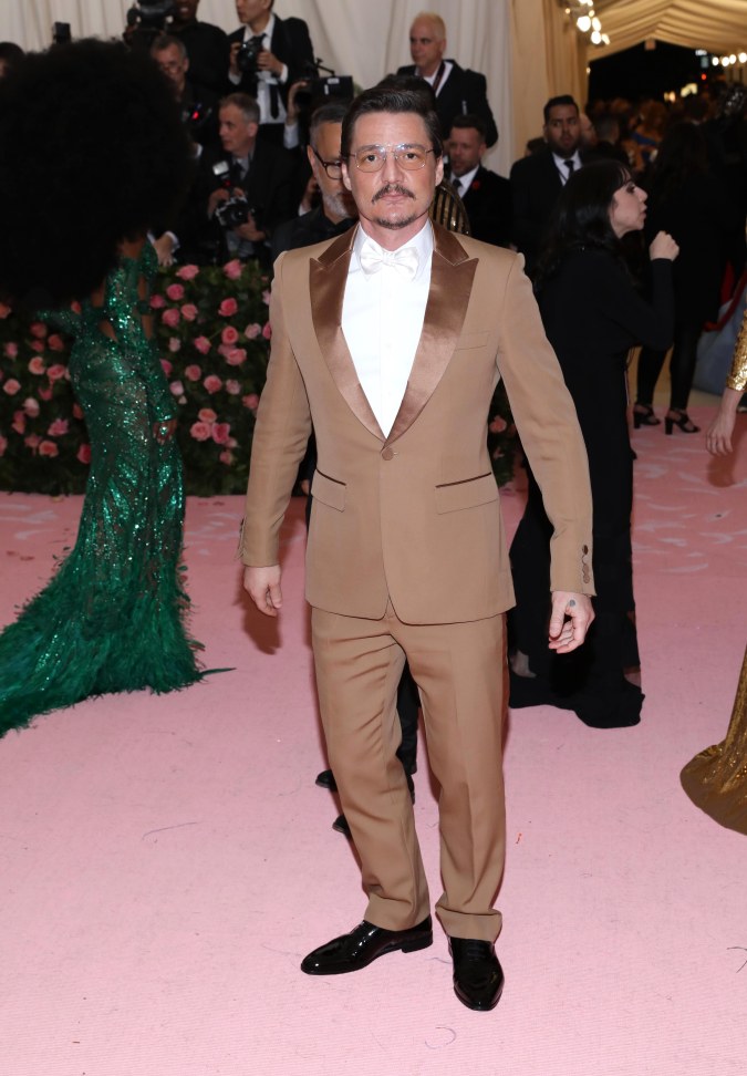 Pedro Pascal posando en una alfombra roja.