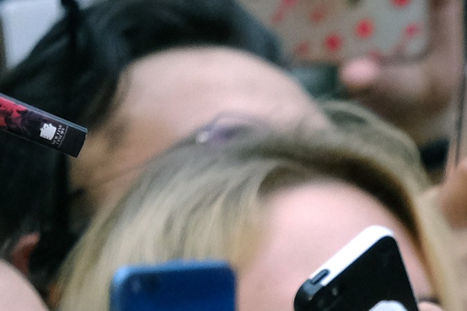 Brad Pitt posando en una alfombra roja.