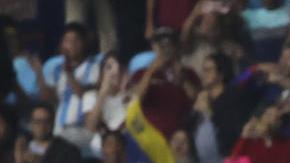 Jugadores de Venezuela celebran tras vencer a Brasil en el Torneo Preolímpico Sudamericano Sub-23 en el estadio Nacional Brígido Iriarte en Caracas.