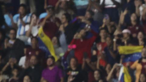 Jugadores de Venezuela celebran tras vencer a Brasil en el Torneo Preolímpico Sudamericano Sub-23 en el estadio Nacional Brígido Iriarte en Caracas.