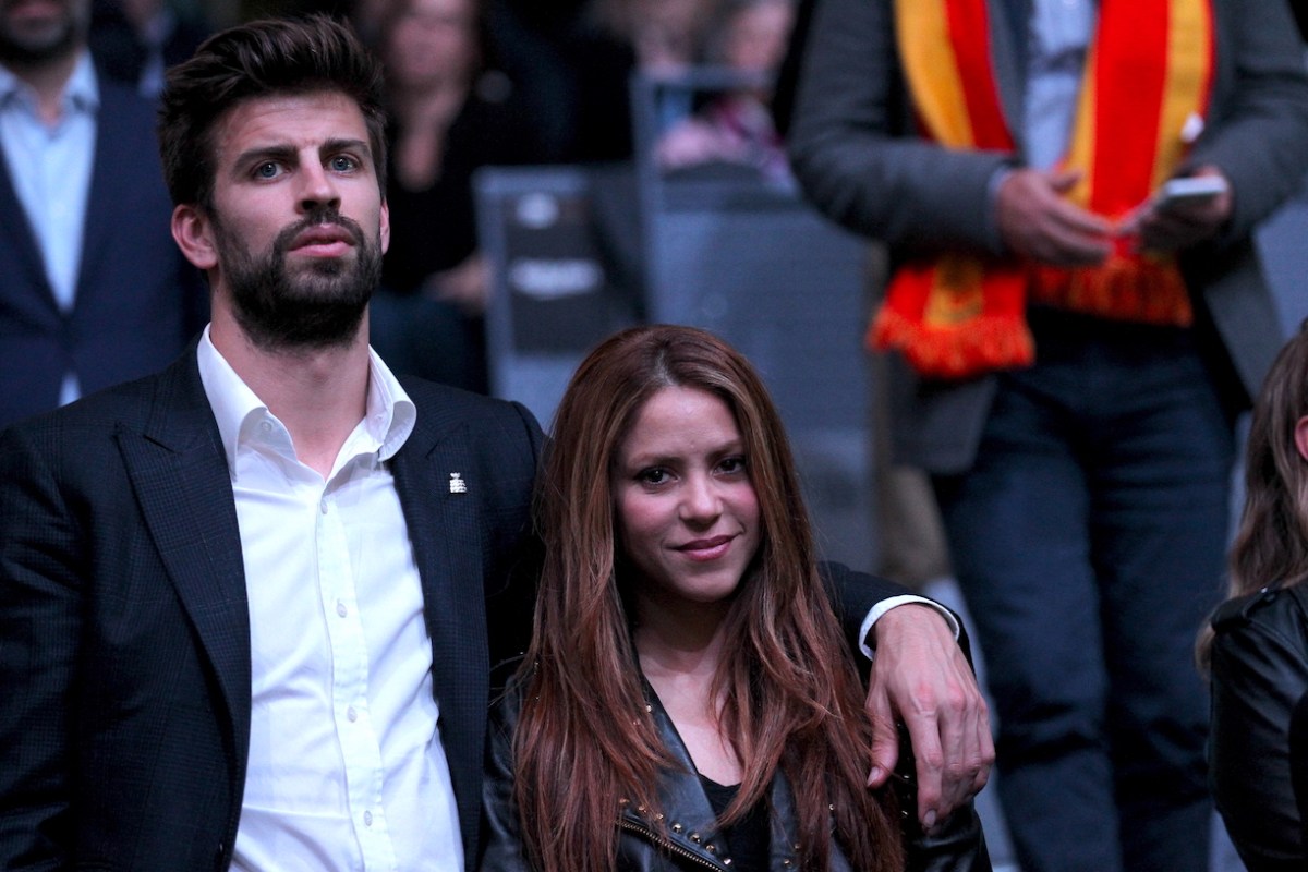 Shakira y Gerard Piqué posando en un evento.