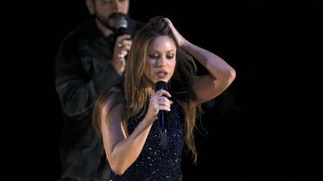 Shakira actuando en un concierto.