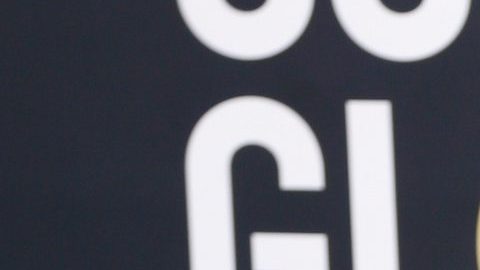 Jennifer López posando en una alfombra roja.