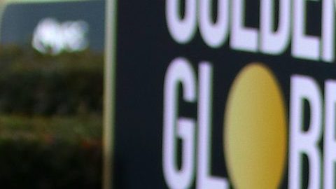 Taylor Swift posando en una alfombra roja.