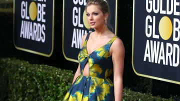 Taylor Swift posando en una alfombra roja.