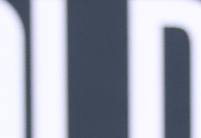 Brad Pitt posando en una alfombra roja.