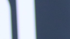 Scarlett Johansson posando en una alfombra roja junto a su esposo Colin Jost.